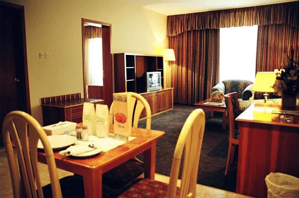 Emirates Plaza Hotel Abu Dhabi Exterior foto