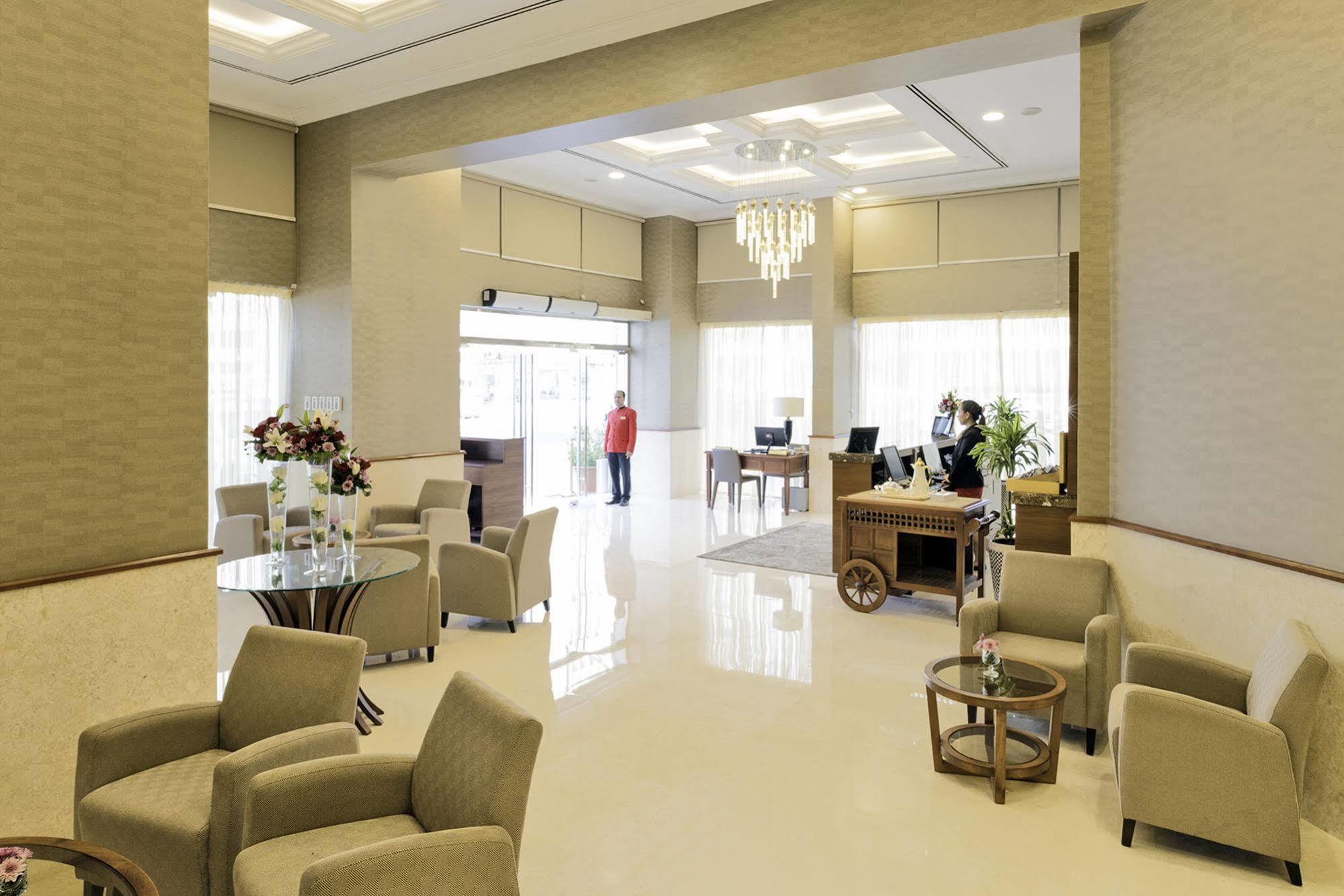 Emirates Plaza Hotel Abu Dhabi Exterior foto